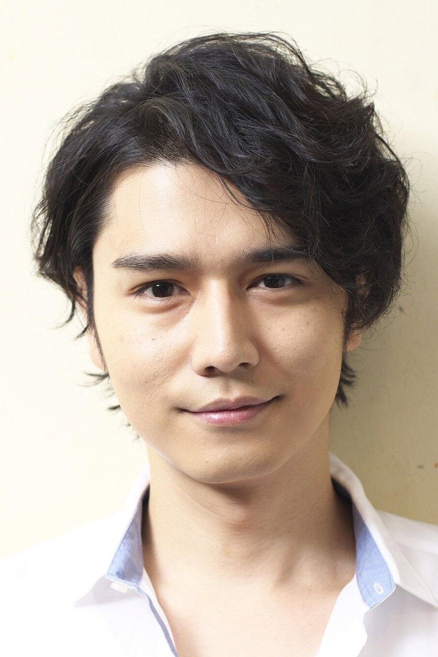 山本匠馬 as Takato Shiramine / Kamen Rider Rey in Kamen Rider Kiva: King of the Castle in the Demon World