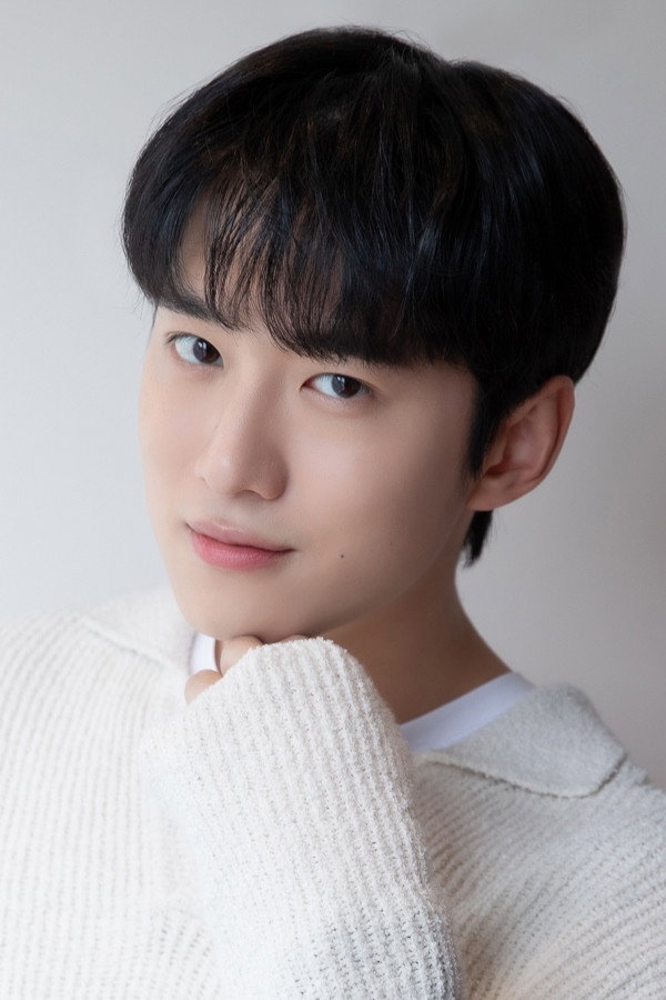 정지환 as Dong-hyuk in When Spring Comes