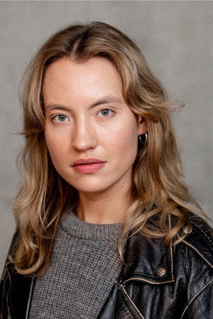 Ella Morgen as Jule in Das Versprechen