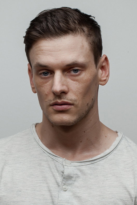 Gabriel Almaer as Armurier in Sentinelle