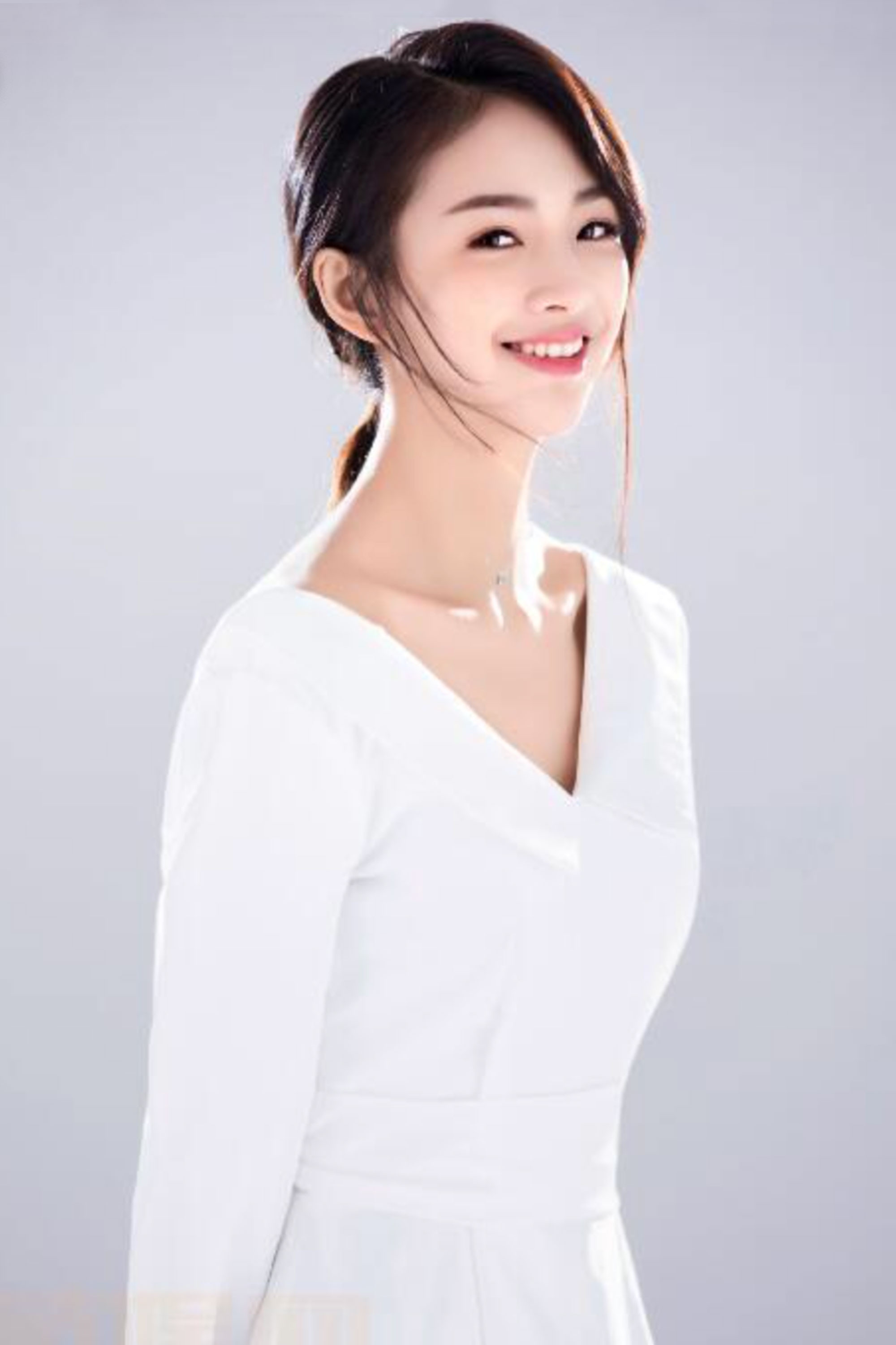 Lu En Xin as Hu Feifei in Clan of Dragon Guardians