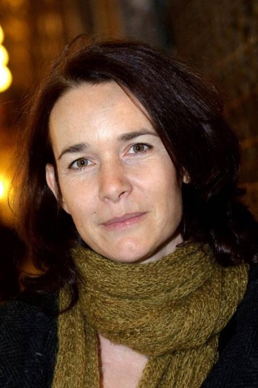 Anne Coesens as Émilie Carles adulte in Une soupe aux herbes sauvages