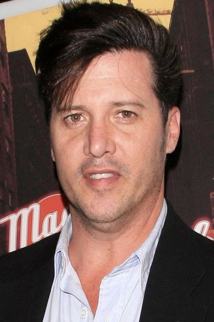 Peter Dobson as Vinnie in Brooklyn'e Son Çıkış
