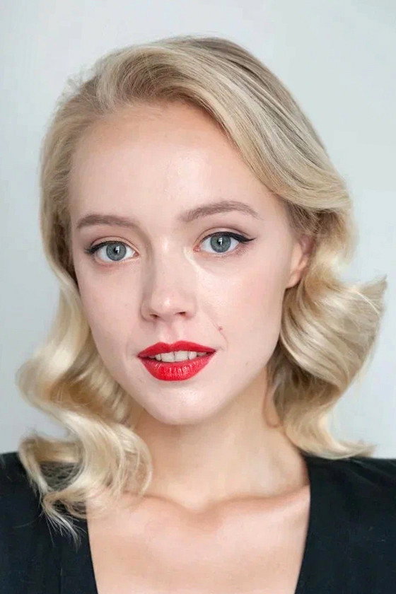 Виктория Агалакова as Polina in To the Lake