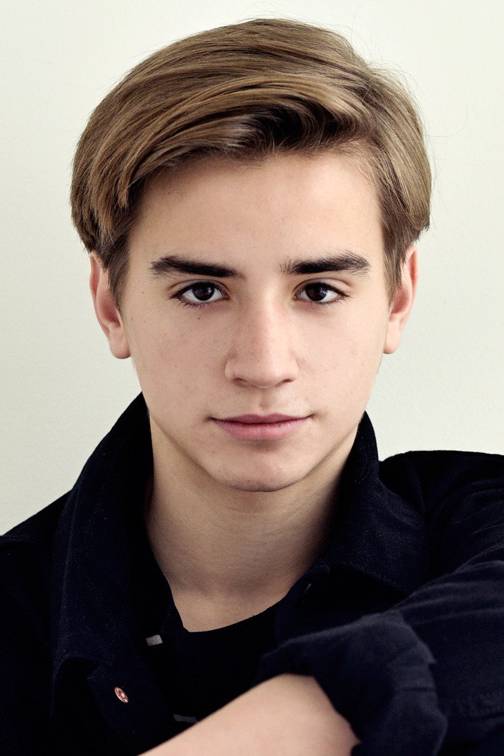 Louis-Julien Durso as Félix in Léo au féminin