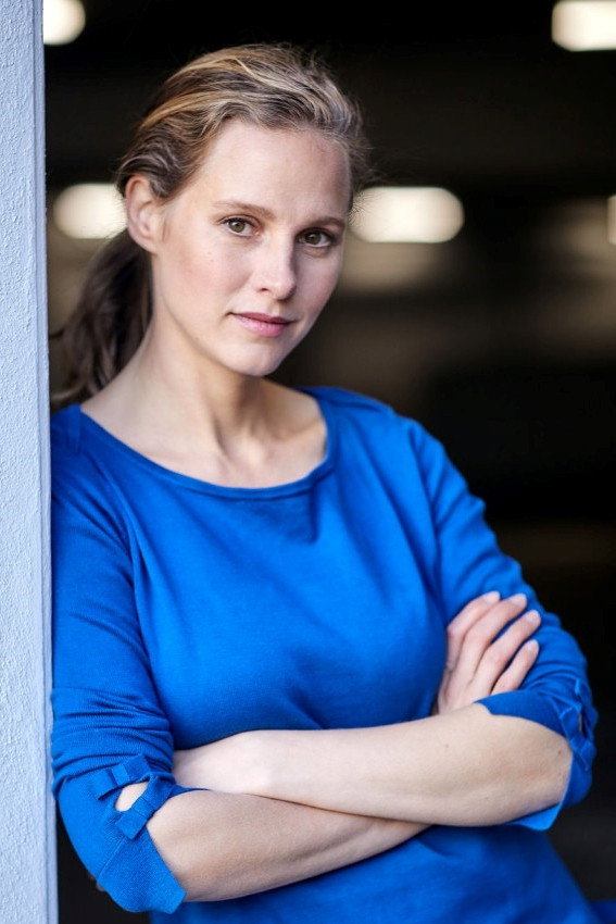 Picco von Groote as Emma Friedmann in Friedmanns Vier