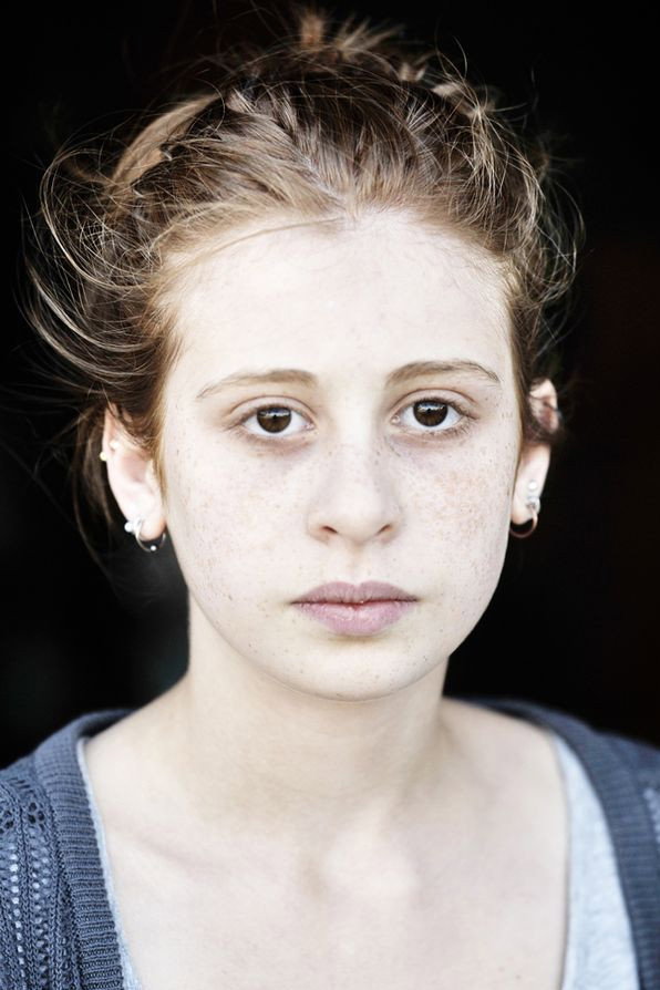 Yara Pilartz as Clémentine in 17 Girls