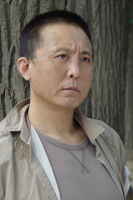 Yuhua Duan as 易立健 in The Great Chase