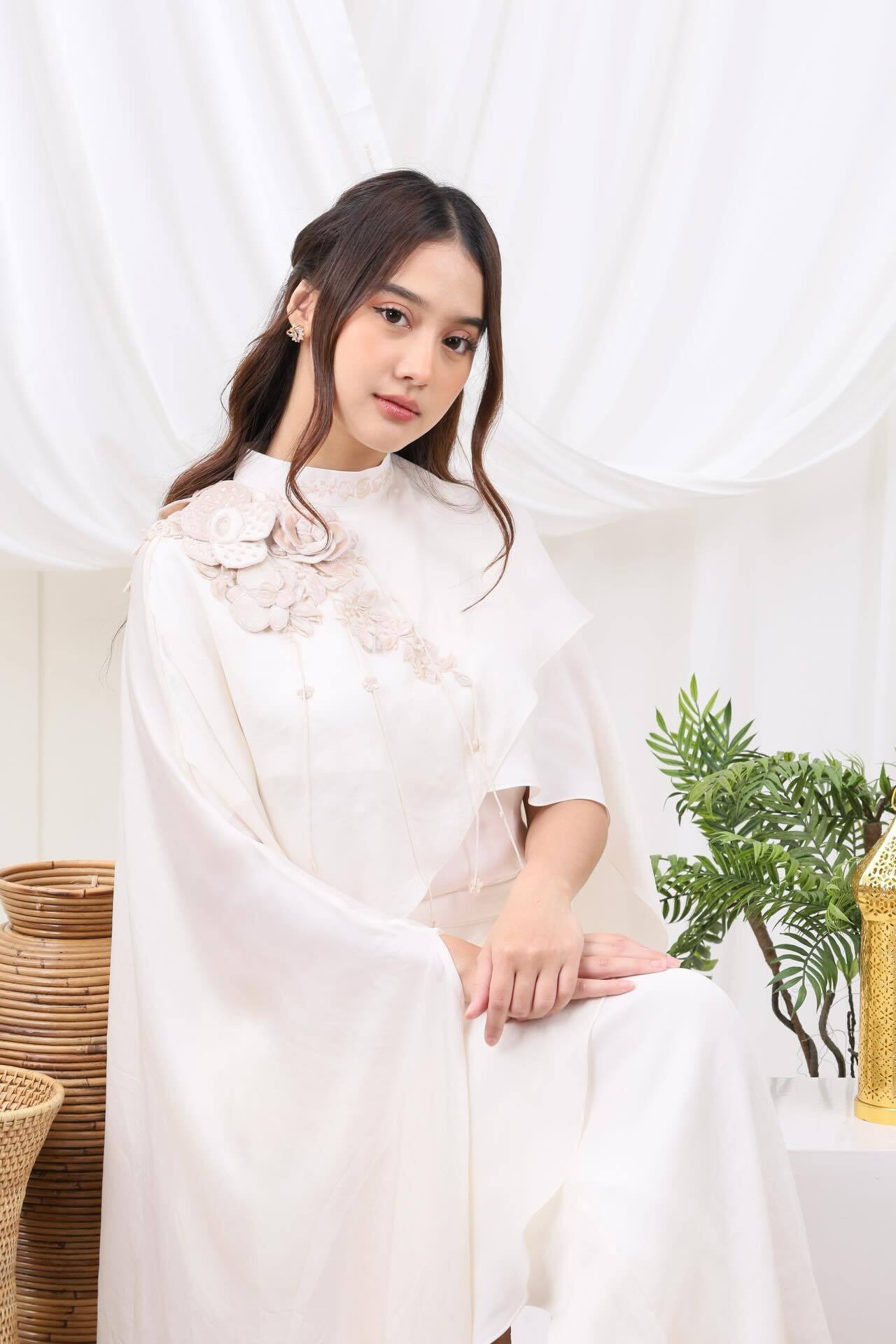 Esta Pramanita as Sisi in Di Antara Dua Suami