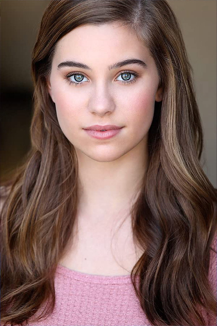 Cece Kelly as Jenna Simms in Killer Cover Up