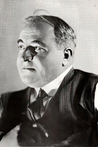 Henri Étiévant as le journaliste in Gold Fever
