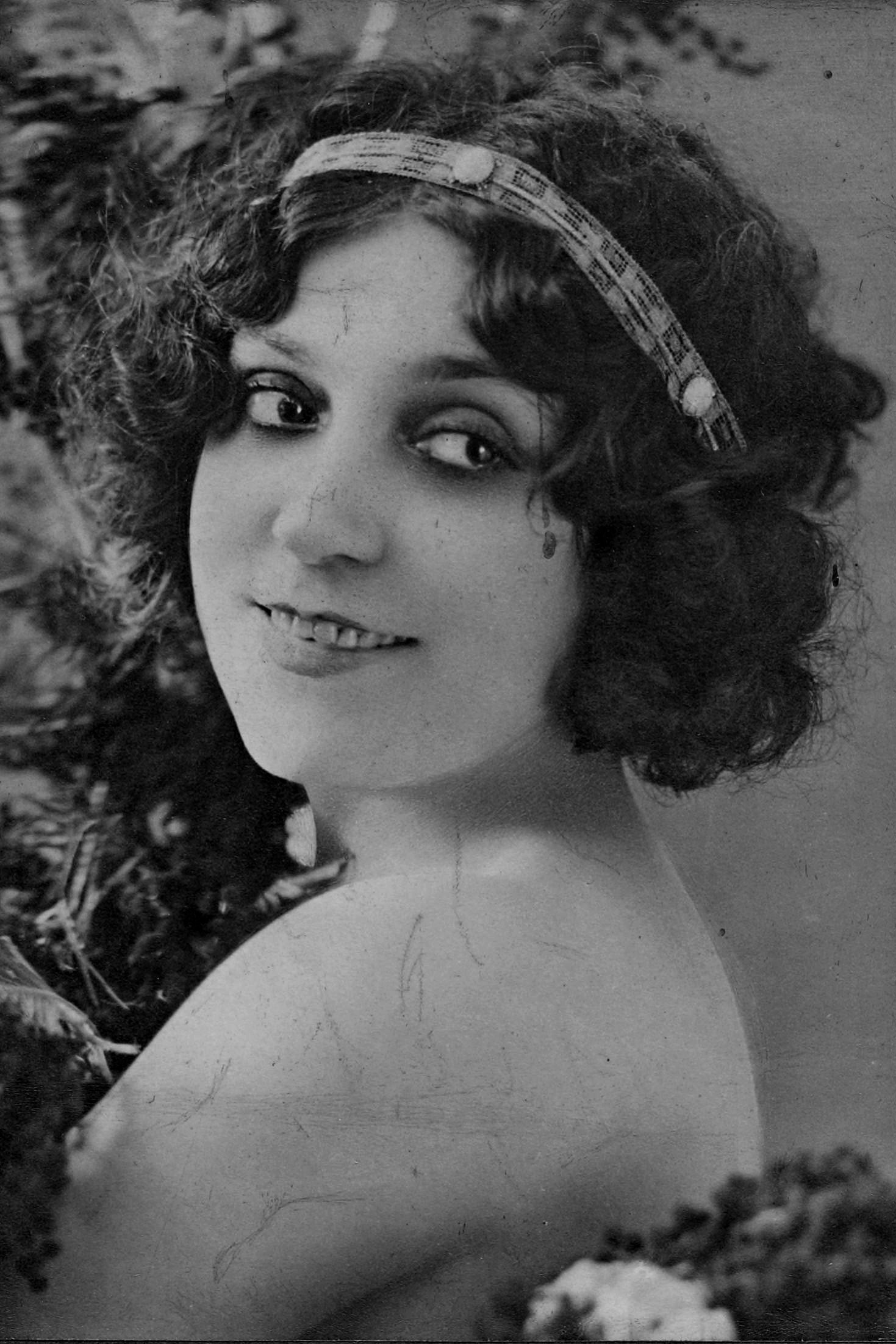 Régina Badet as Self - Actress and dancer (archive footage) in Paris 1900