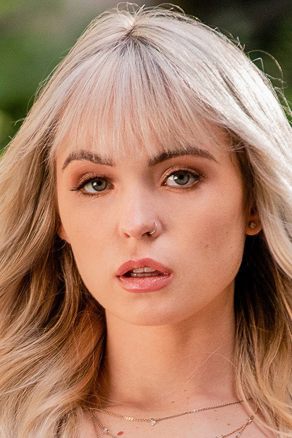Lilly Bell as Taylor in Prompt