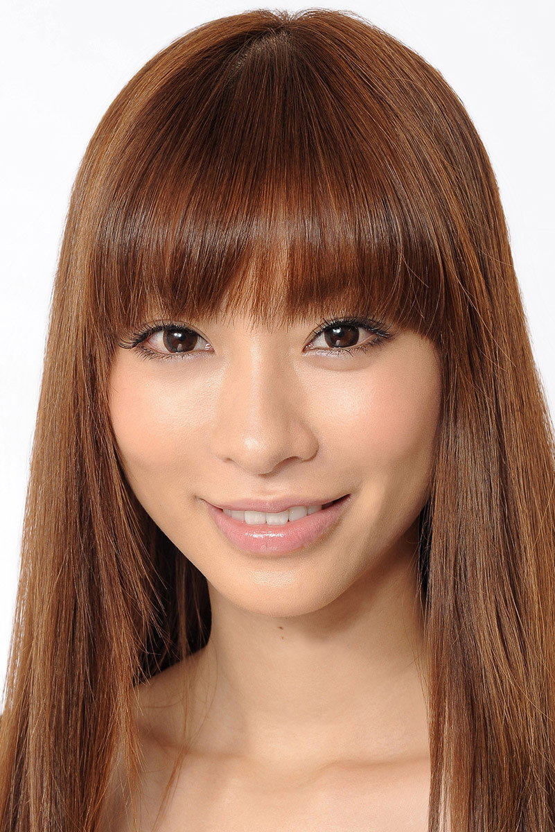 中山恵 as Kensuke's girlfriend in I Hate Christmas