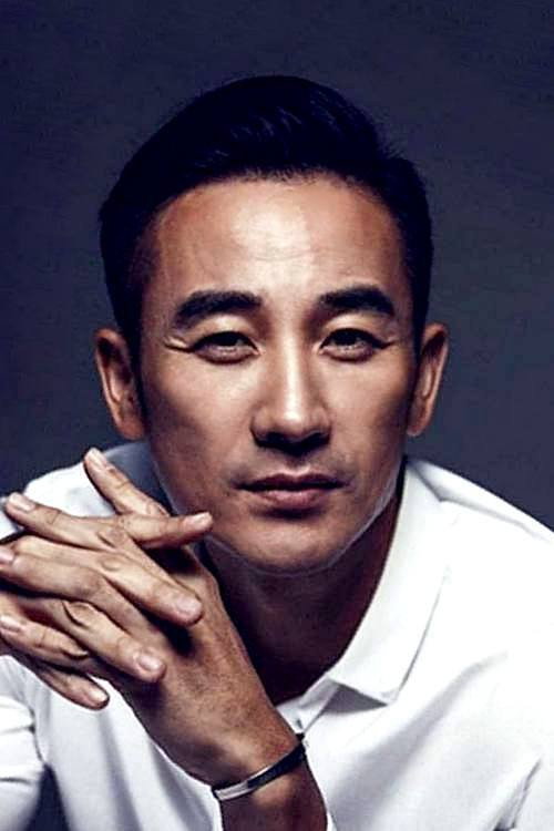 엄태웅 as Yeon Choong in The Blade and Petal