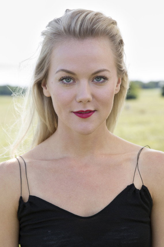 Agnes Lindström Bolmgren as Isabelle in Suedi