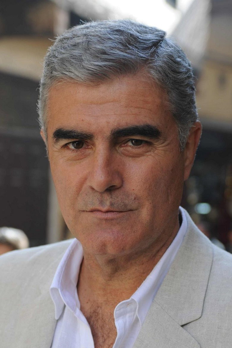 Saúl Lisazo as Padre Juan Domínguez Lambert in Gitanas