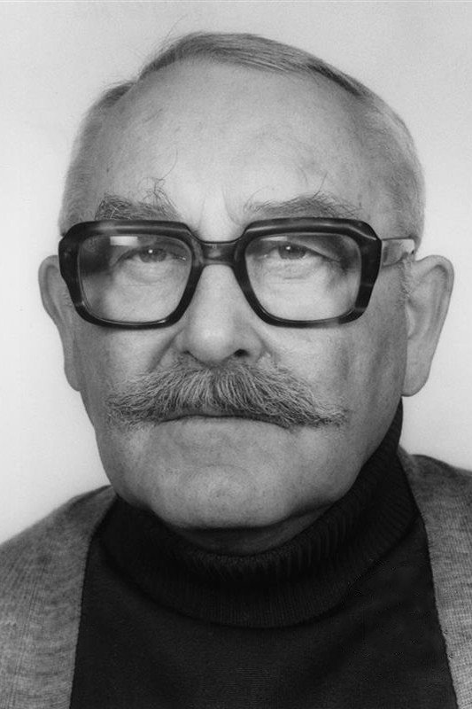Jiří Pleskot as pan Pučálek in Pučálkovic Amina