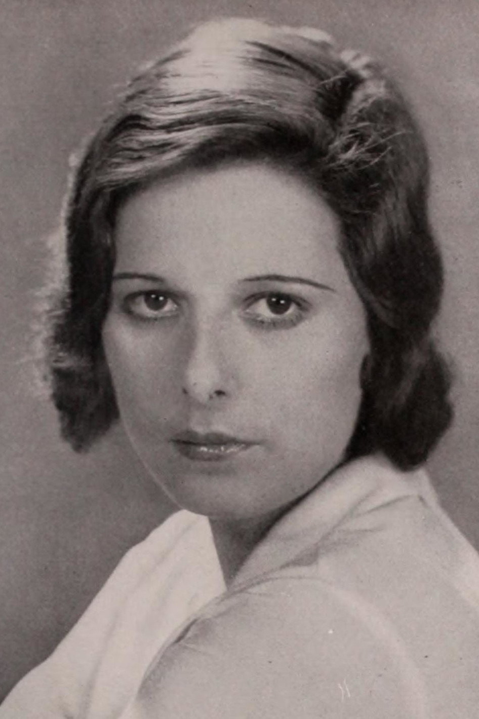 Berthe Ostyn as Cervinette in Kiki