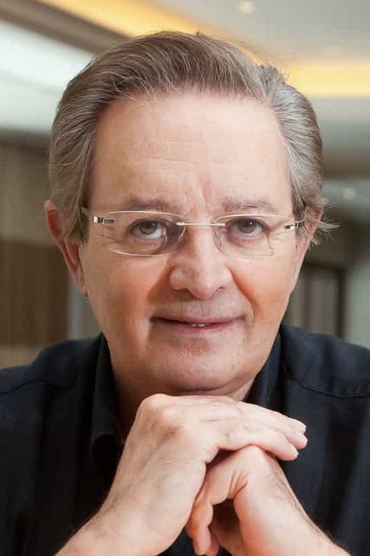 Eládio Clímaco as Narrator (voice) in À Flor do Mar