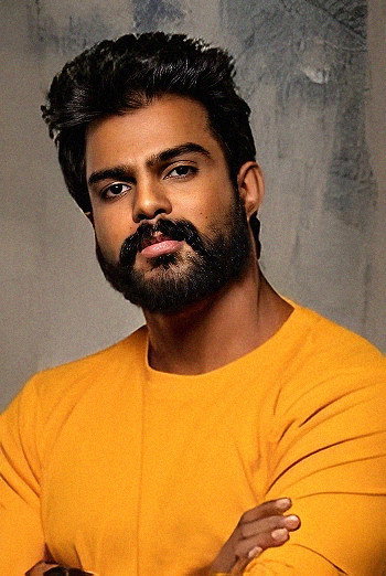 Mahesh Subramaniam as Atharva in Thookudurai
