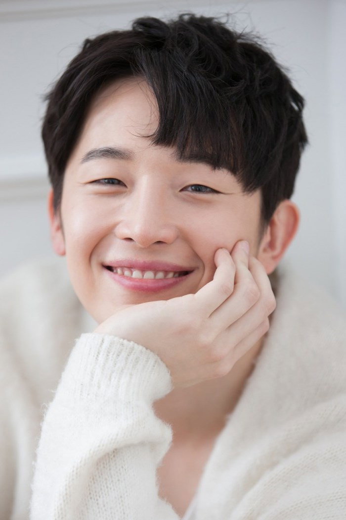 이제연 as Dong-jun in School Caste