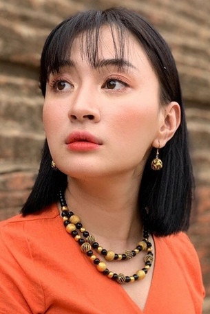 Wutt Hmone Shwe Yi as Snow in A Flower Above the Clouds
