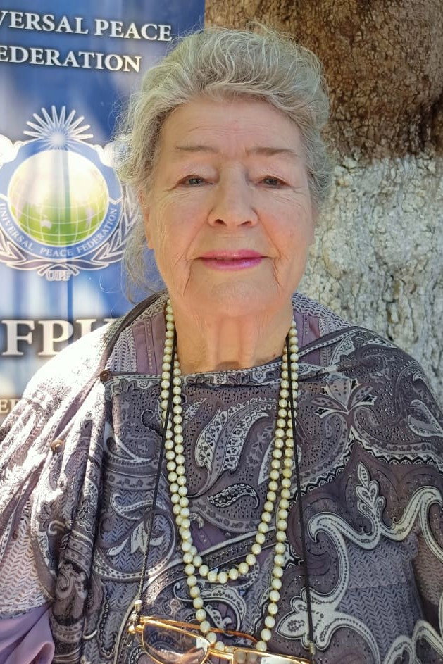 Margarita Xhepa as nëna e Gencit in Comrades
