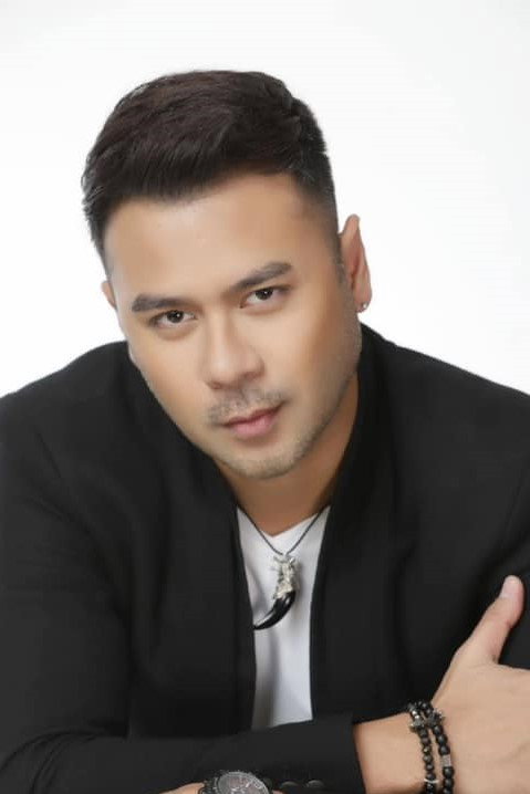 Rico Barrera as Mario / husband in Cuatro