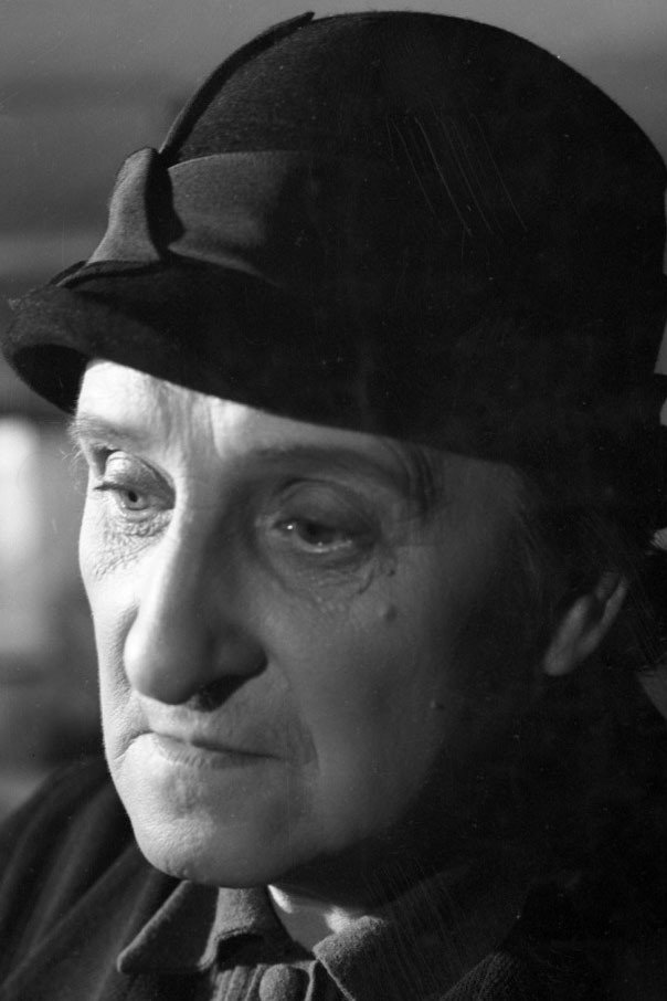 Irena Netto as Wiktoria Budkowa in Goodbye to the Past
