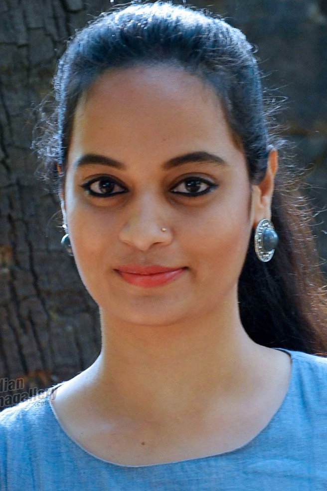 Suja Varunee as Bangari in Gundello Godari