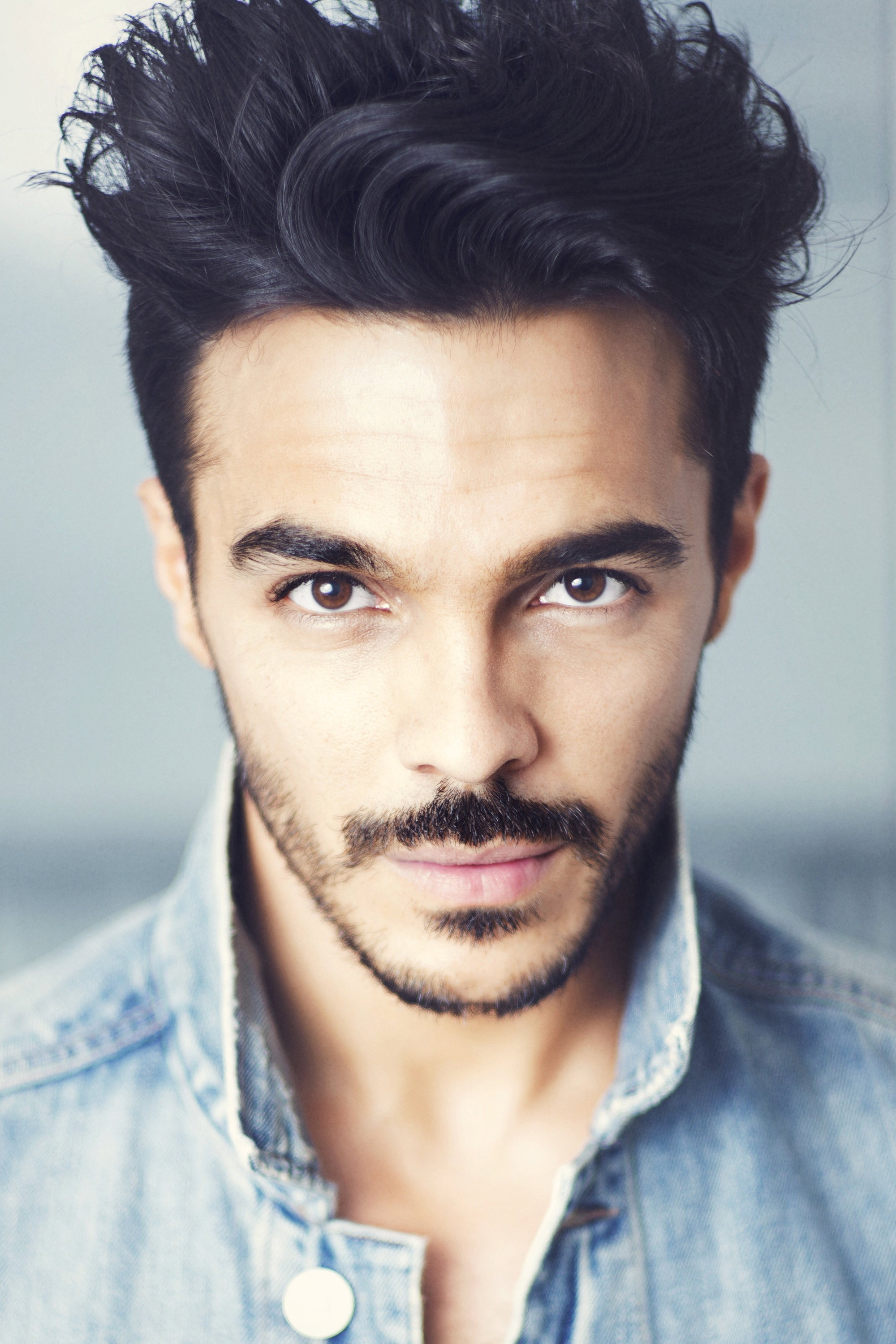 Shalim Ortiz as Mateo in Grand Hotel
