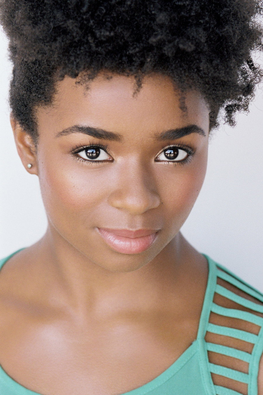 Alexis Floyd as Neffatari 'Neff' Davis in Inventing Anna