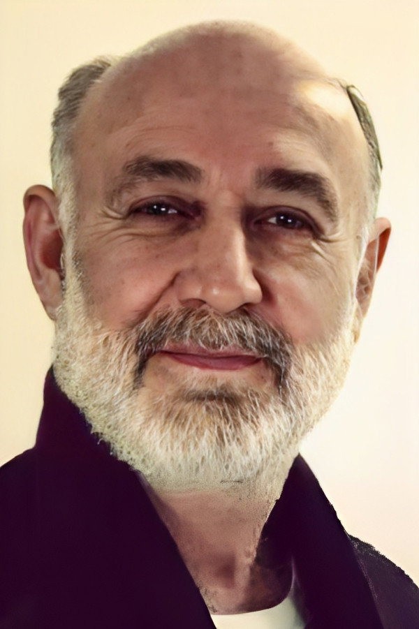 Doğan Turan as Hızır in Fifth Dimension