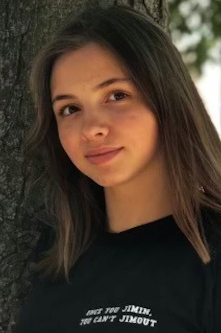 Olivia Hillingsø as Julie in Christmas Wishes
