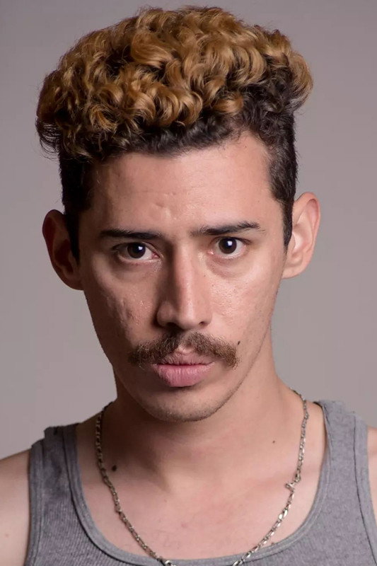 Juan Luis Medina as Román in Mia