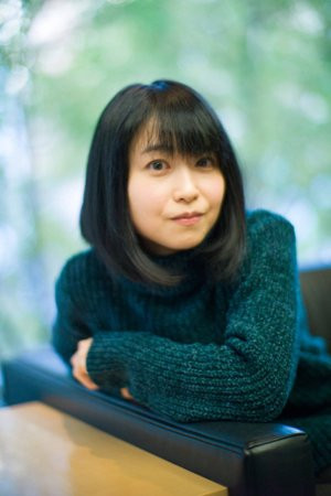 小川範子 as Yuka (Noriko's Cooking School Companion) in The Roaming Reporter and Rookie Detective 3 - I Saw a Woman's Corpse in the Steam of Beppu Onsen!