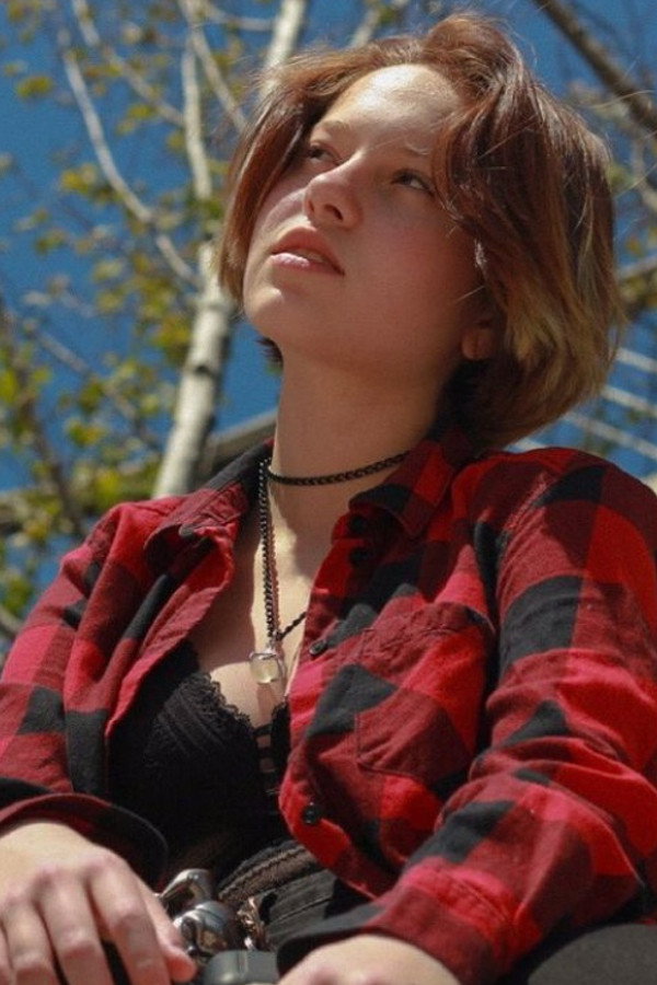 Vanessa Robles Gil Medina as Singer in Black Weddings