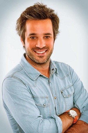 Adrien Devyver as Présentateur in Le Grand Cactus