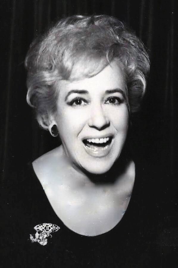 Mari Carmen Prendes as Margarita - Madre de Rosana in Enseñar a un sinvergüenza