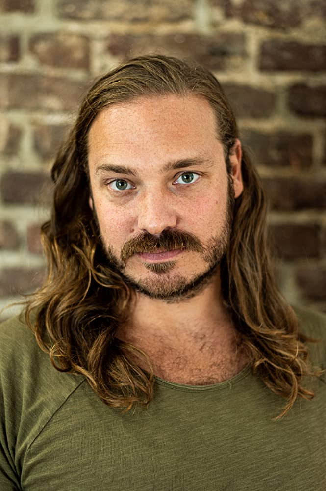 Denis Schmidt as Polizist Arno in Dreiraumwohnung