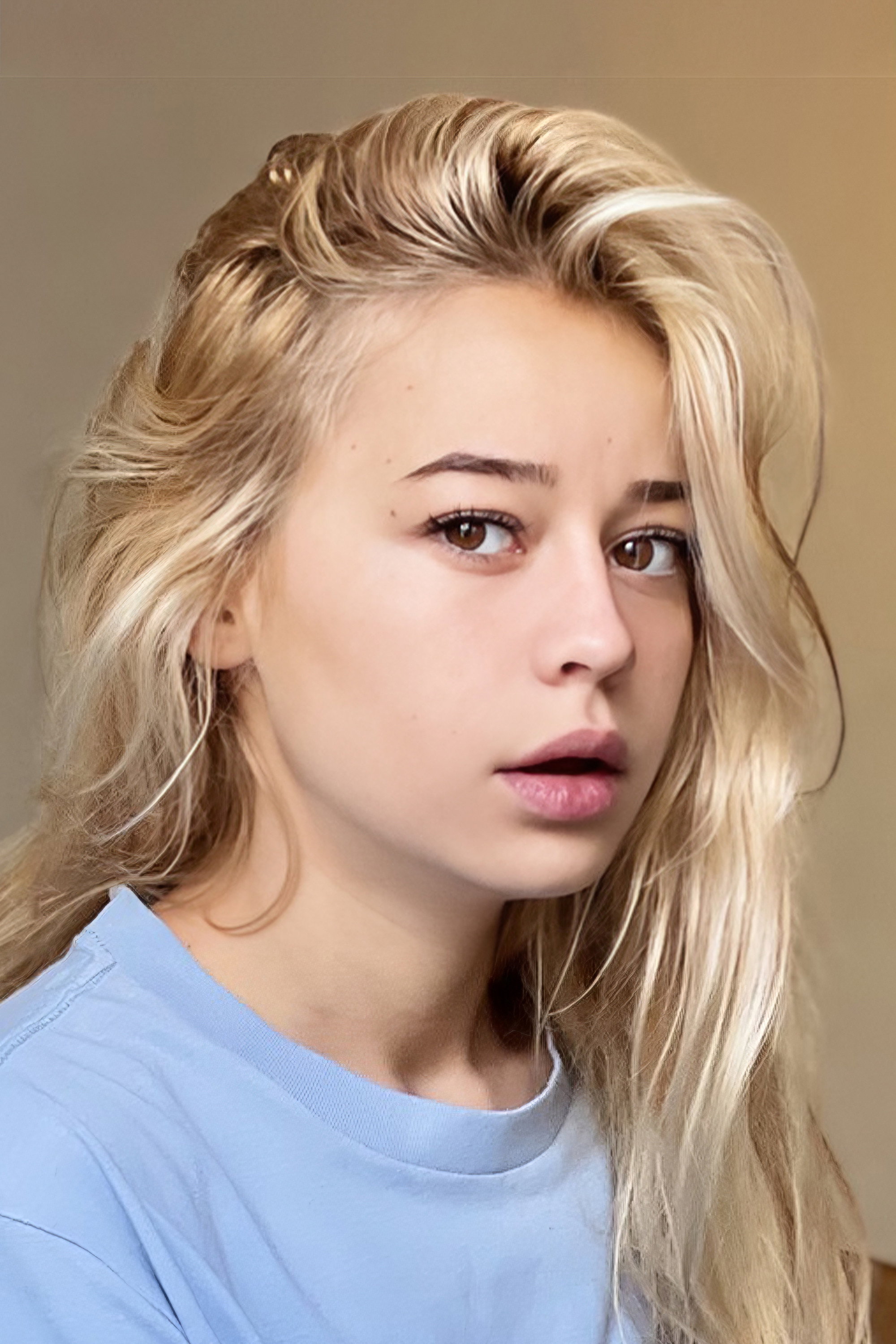Louise Leroy as Jade Laurens in The Other Laurens