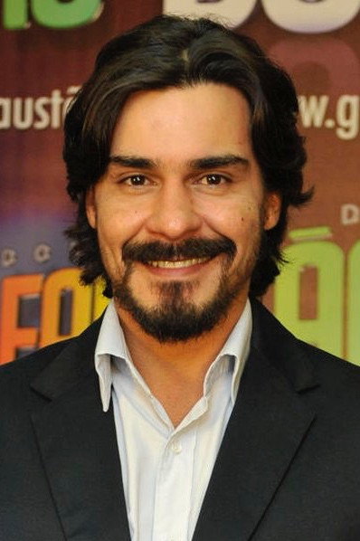 André Gonçalves as Áureo Alves Junqueira in Dinossaurs & Robots