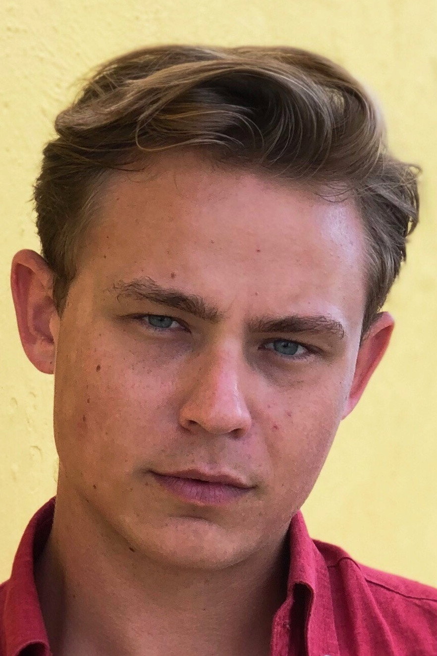 Dennis Mojen as Ossi in Isi & Ossi