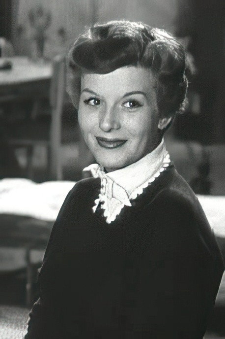 Michèle Philippe as Clémence Pétauguet in Heures Chaudes