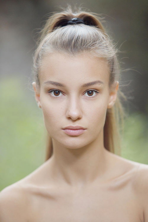 Boryana Manoilova as Mira in The Bra