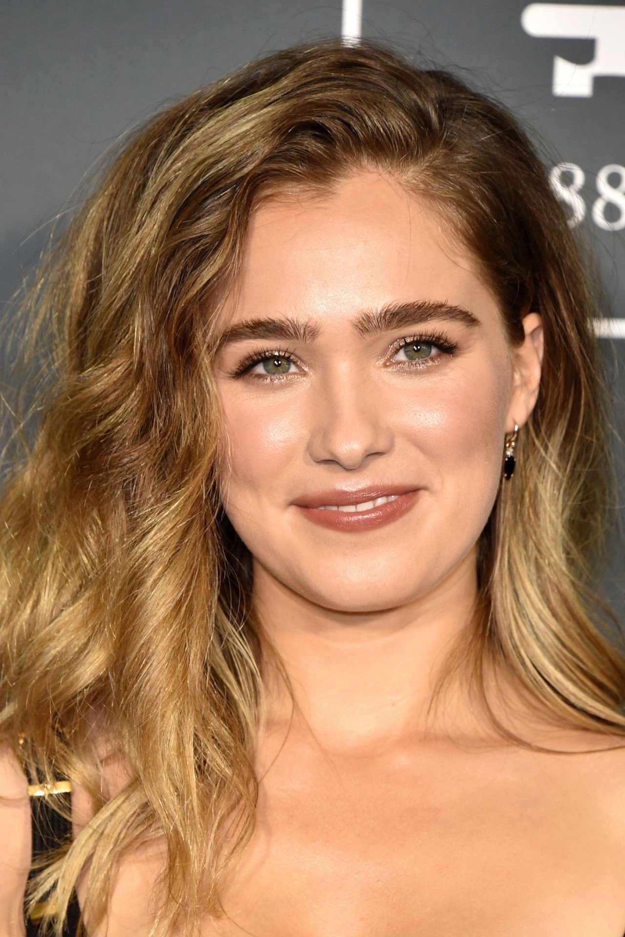 Haley Lu Richardson as Maci in Support the Girls
