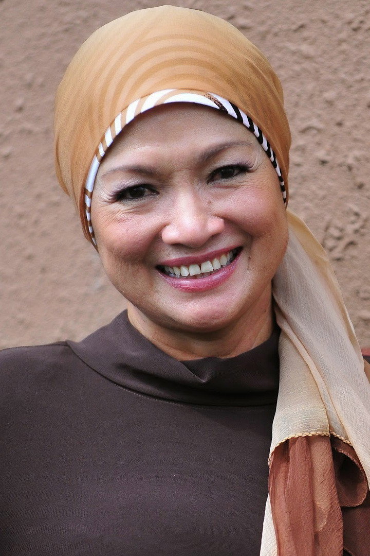 Fadilah Mansor as Mak Munah in Awak Sangat Nakal