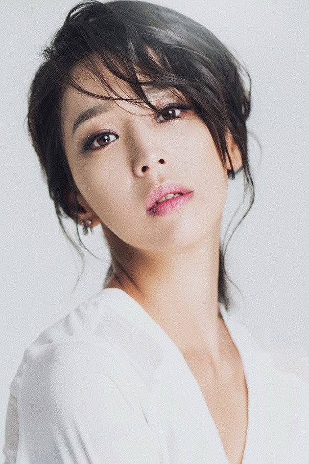 한고은 as Mimi in City of the Rising Sun
