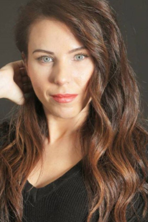 Gozde Gunduzlu as Oya in The Promise